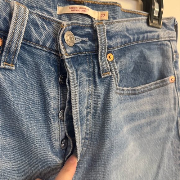 Levi’s Wedgie Straight Light Wash Distressed Jeans - women’s 27 - Picture 2 of 11